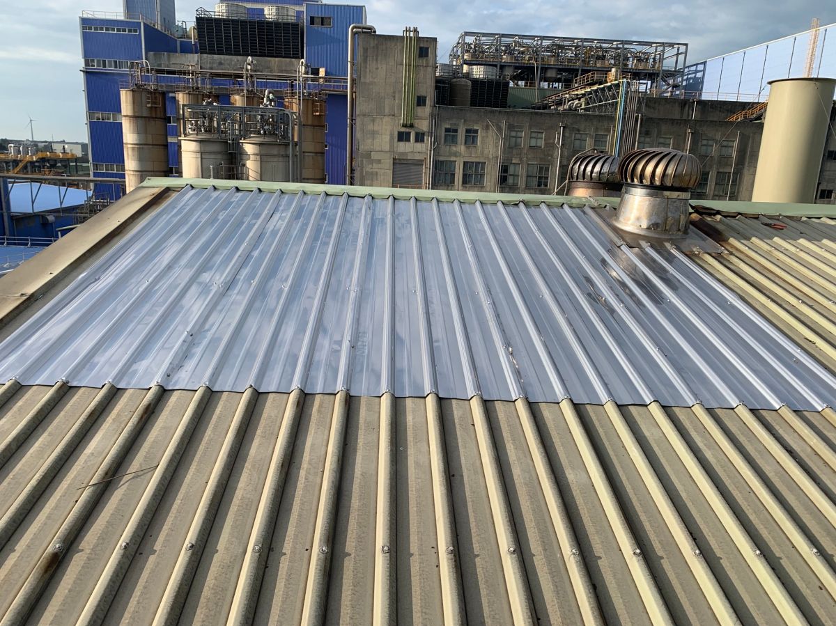【桃園鐵皮工程】屋頂銹蝕鋪白鐵板工程